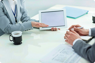 タブレットを使い、転職活動を無料でフルサポートするキャリア相談の様子