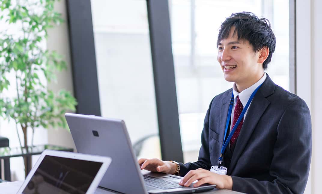 転職サポートを受ける若手ビジネスパーソン